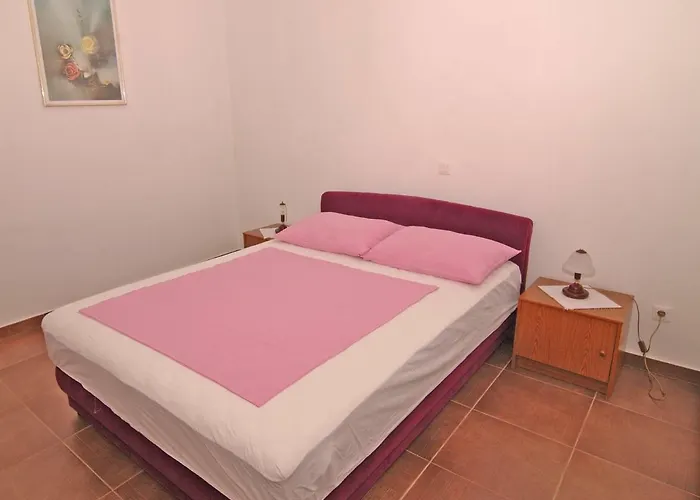 Urem דירה ביוגראד נה מורו